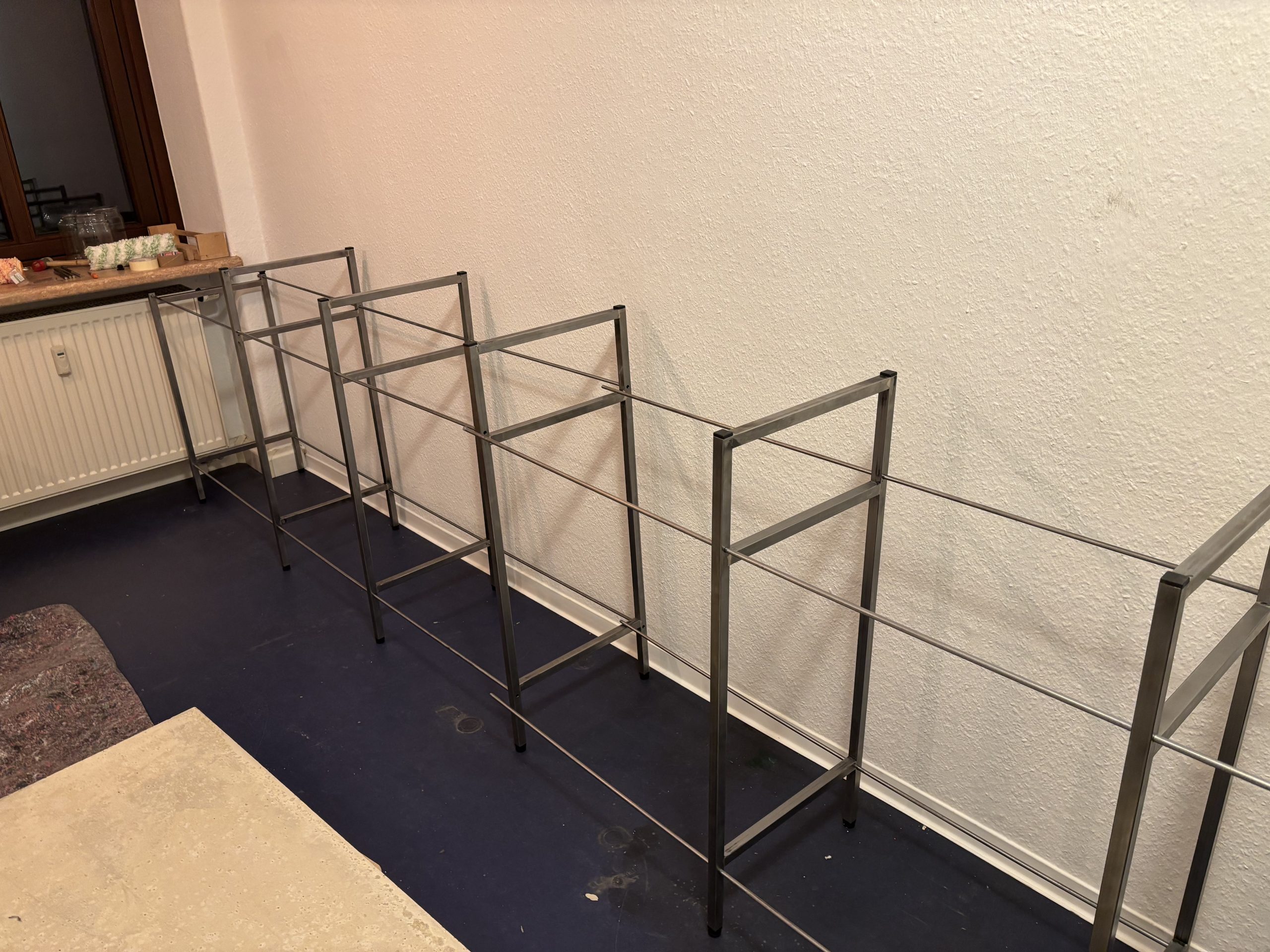 Leeres Küchengerüst aus mehreren Stahlrahmen und durchlaufenden Stahlstäben