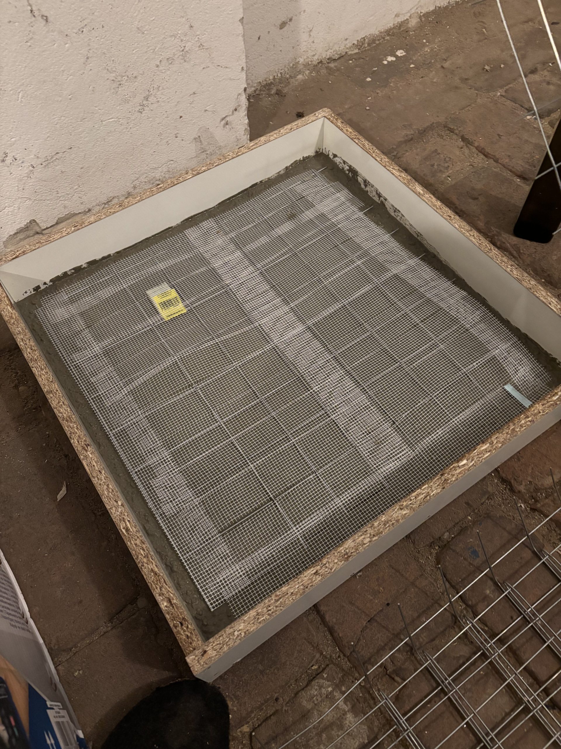 Feines Bewehrungsgewebe liegt in der Schalung eines Betonbauteils