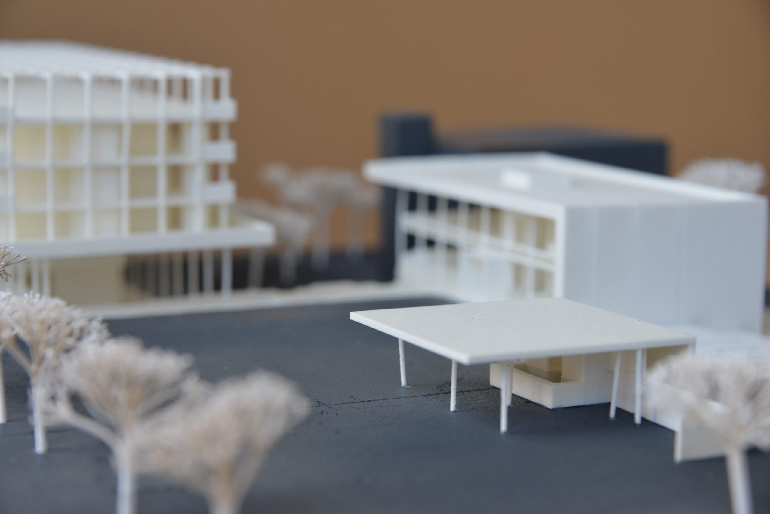 Entwurfsmodell im Maßstab 1 zu 200 mit Pavillon im Vordergrund
